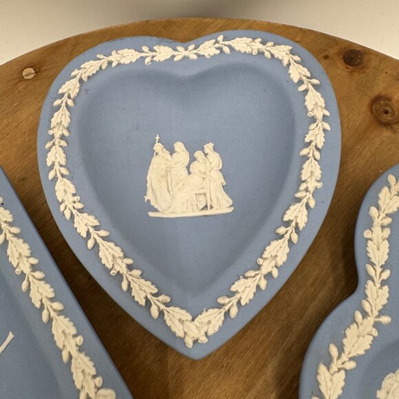 Vintage WEDGWOOD Blue Jasperware BRIDGE SET of 4 TRINKET Dishes Tray Card Suits - Picture 2 of 10